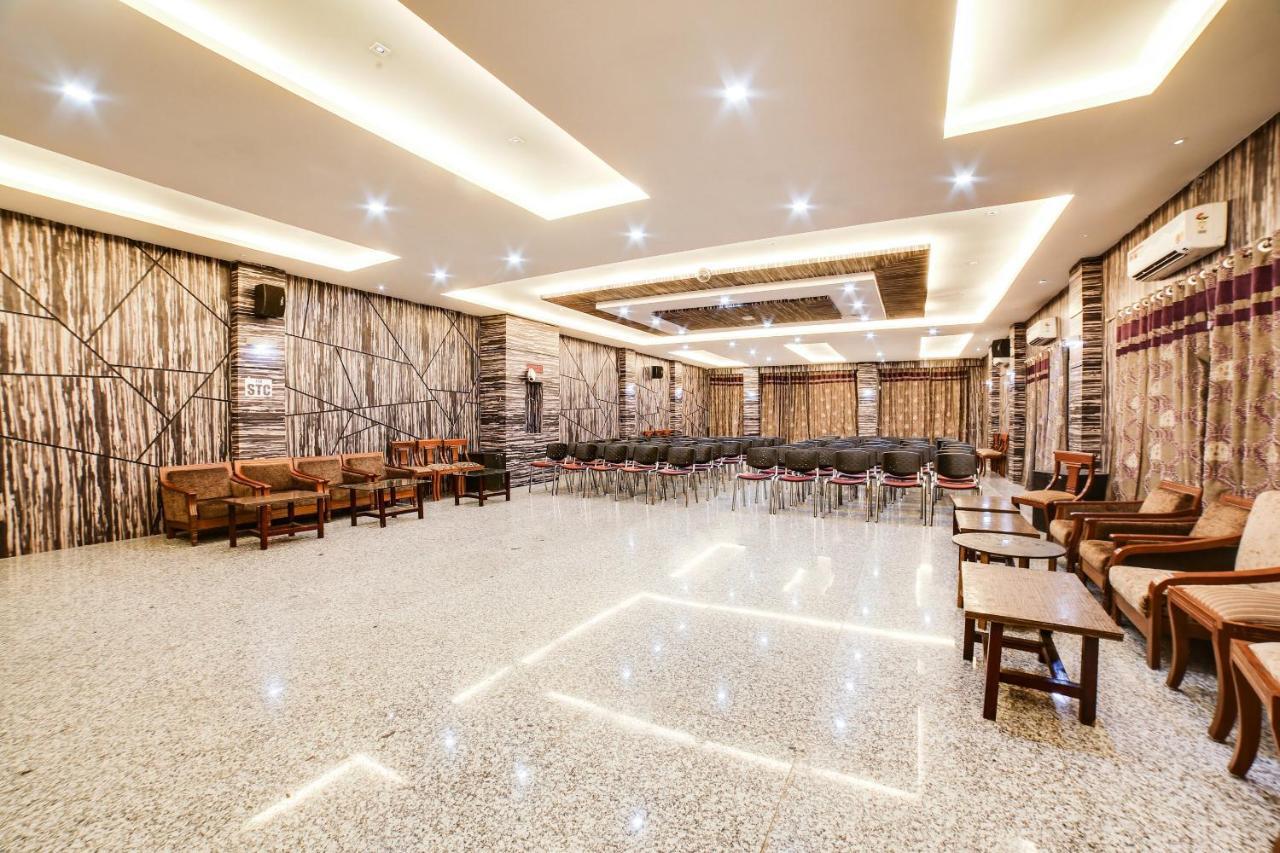 Capital O 61351 Waii International Hotel Bhalukpung Екстериор снимка