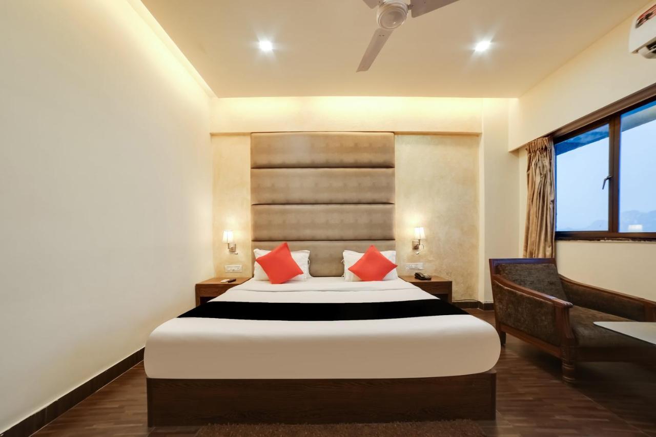 Capital O 61351 Waii International Hotel Bhalukpung Екстериор снимка