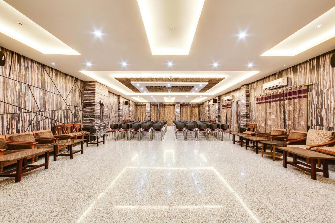 Capital O 61351 Waii International Hotel Bhalukpung Екстериор снимка
