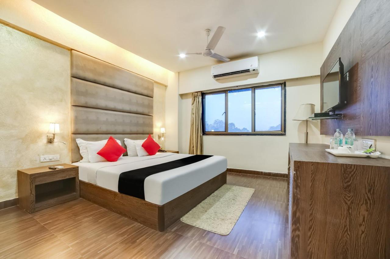 Capital O 61351 Waii International Hotel Bhalukpung Екстериор снимка