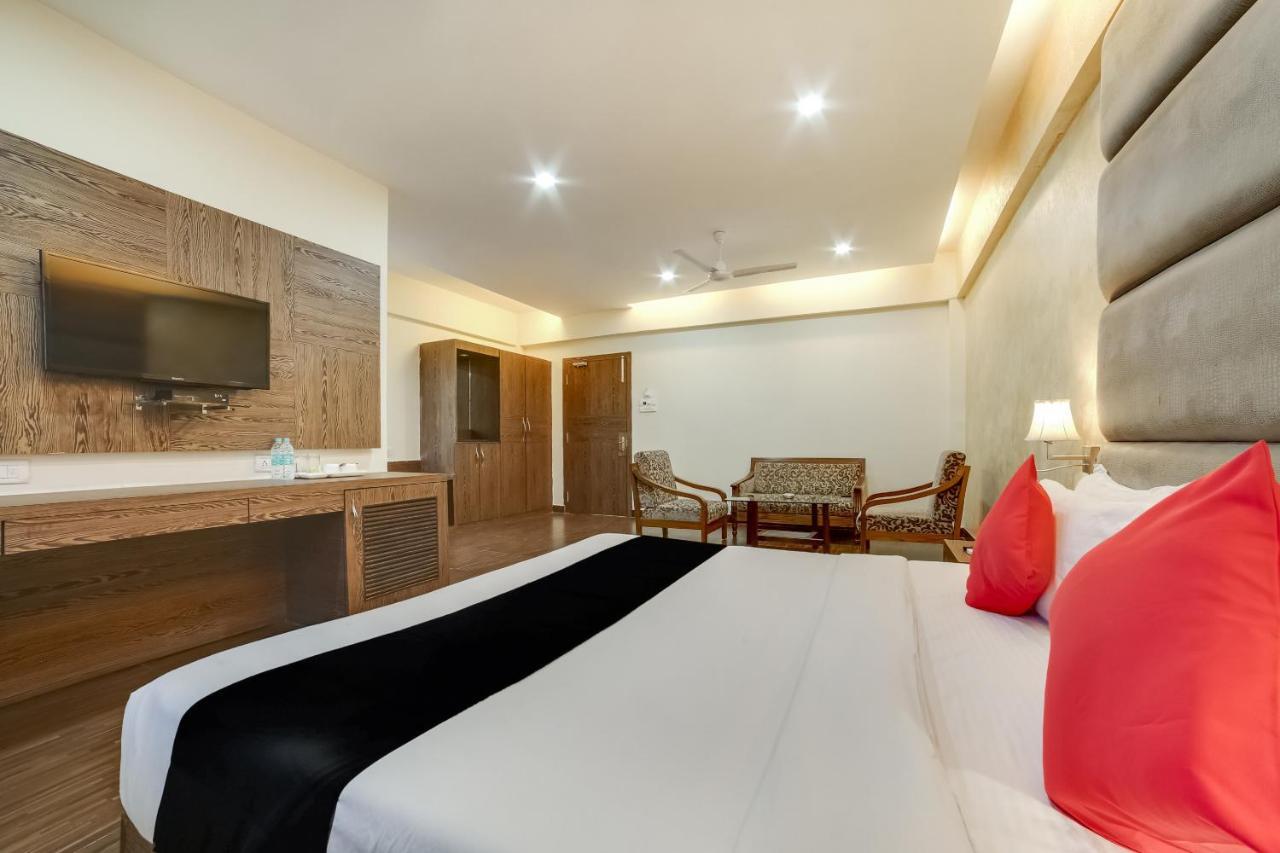 Capital O 61351 Waii International Hotel Bhalukpung Екстериор снимка