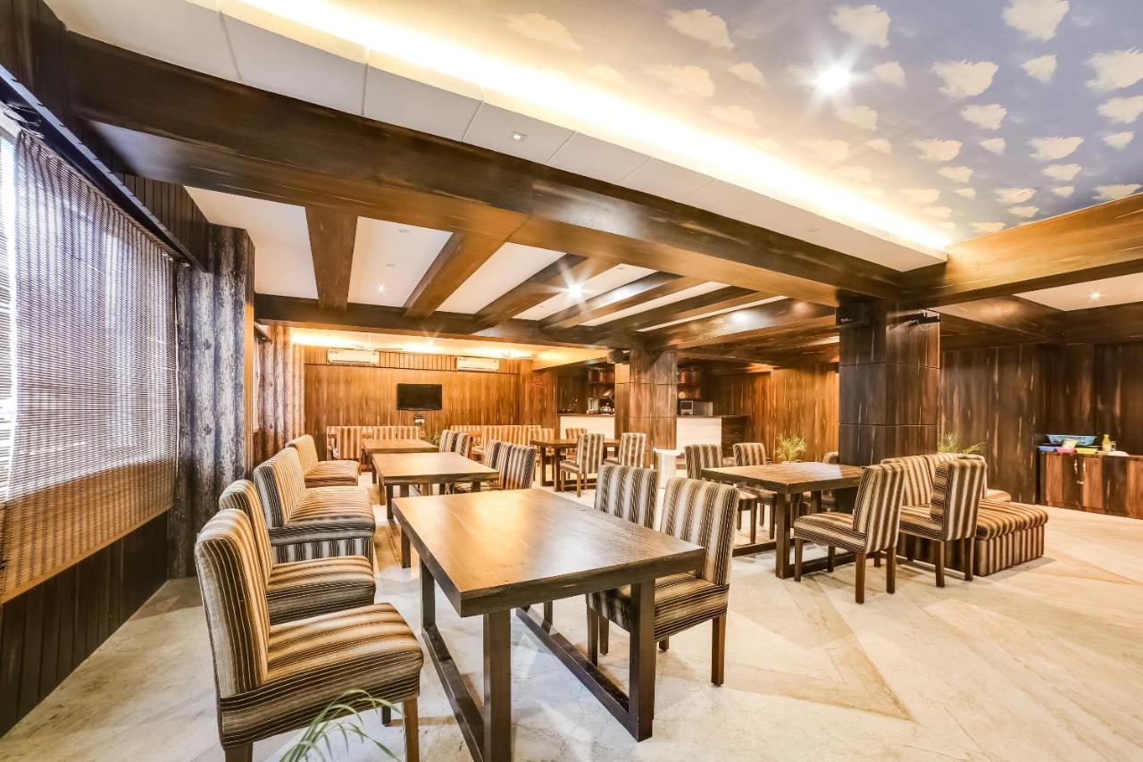 Capital O 61351 Waii International Hotel Bhalukpung Екстериор снимка